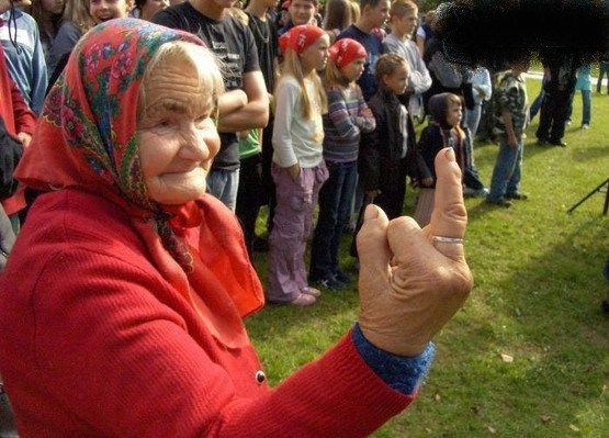 Moderná babička a prst